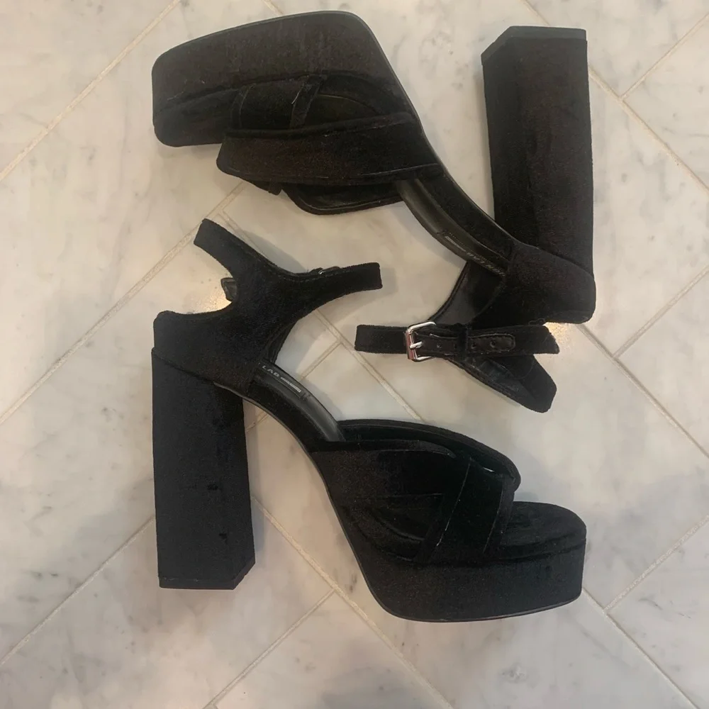𝅺DESIGN LAB Black Velvet platform shoes stacked heel size 7